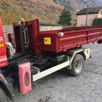 Camion avec bras de levage