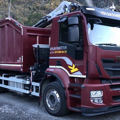 Camion avec grue et grappin
